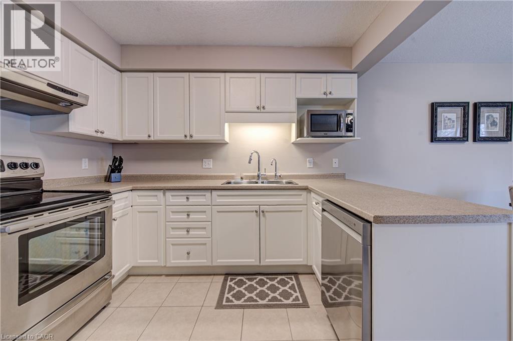 42 Fallowfield Drive Unit# 22, Kitchener, ON - Indoor Photo Showing Kitchen With Double Sink