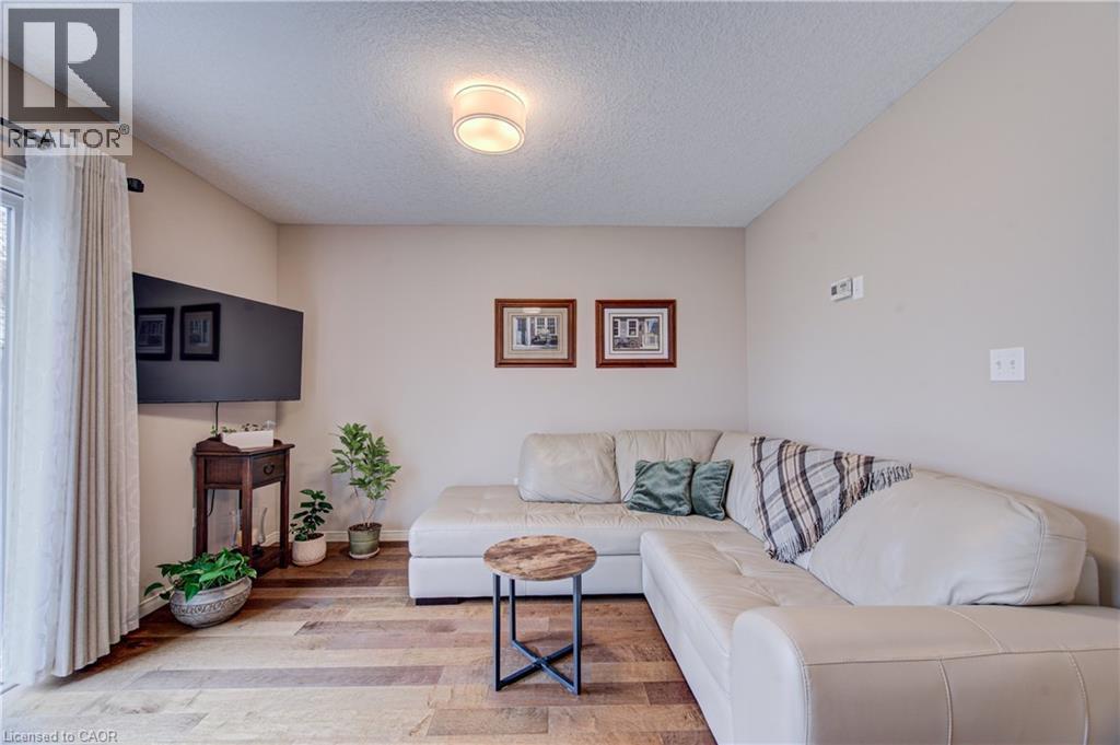 42 Fallowfield Drive Unit# 22, Kitchener, ON - Indoor Photo Showing Living Room