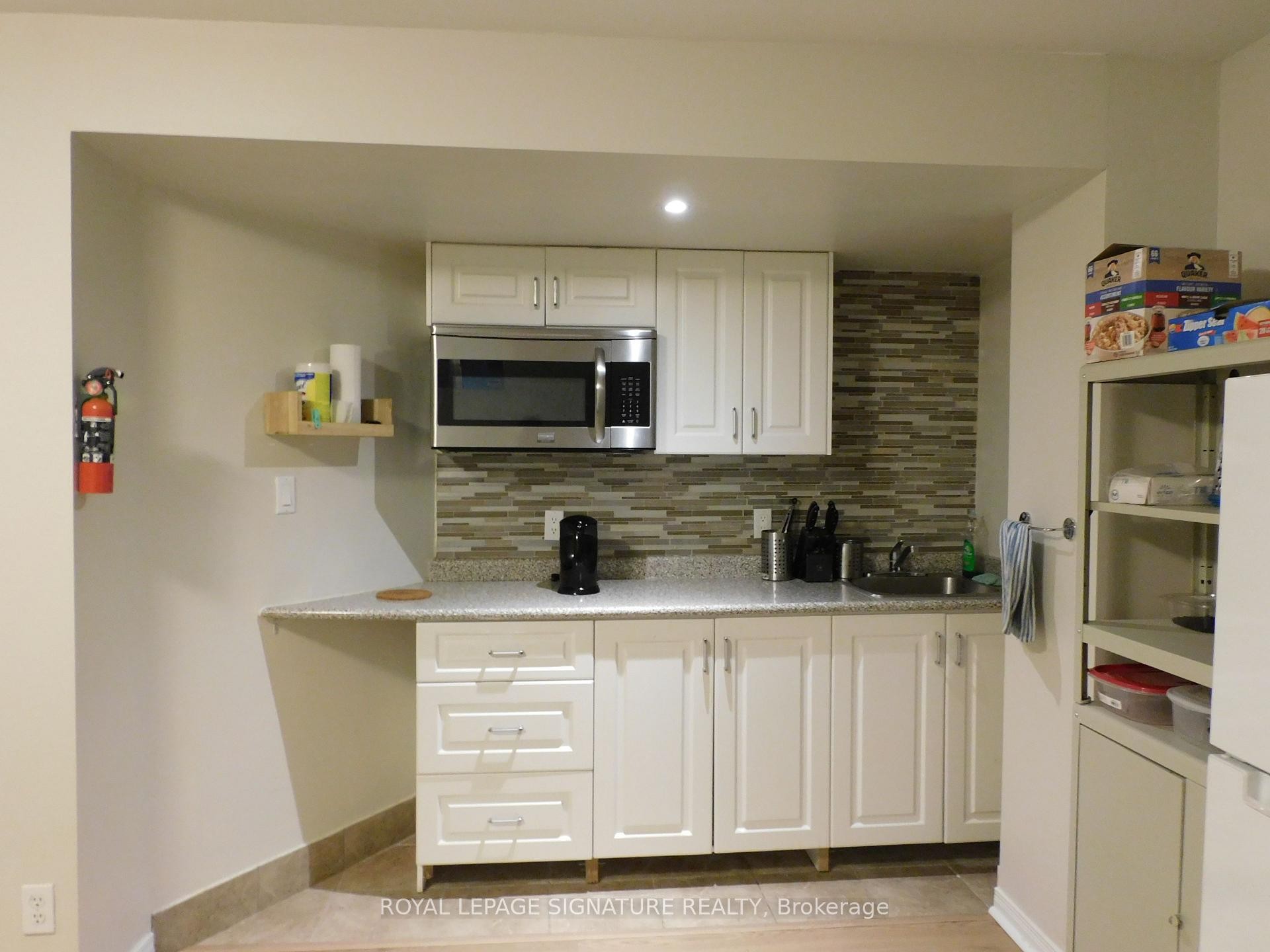 1132 Queen Street W, Mississauga, ON - Indoor Photo Showing Kitchen