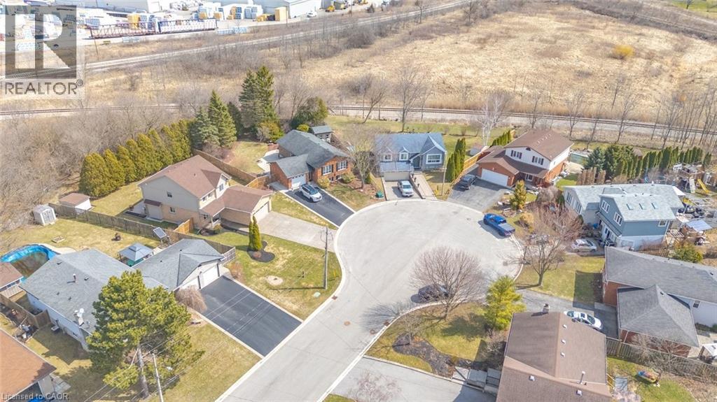 Residential cul-de-sac with multiple properties, featuring paved driveways, mature landscaping, and varying architectural styles - 200 Morrison Drive, Caledonia, ON - Outdoor With View