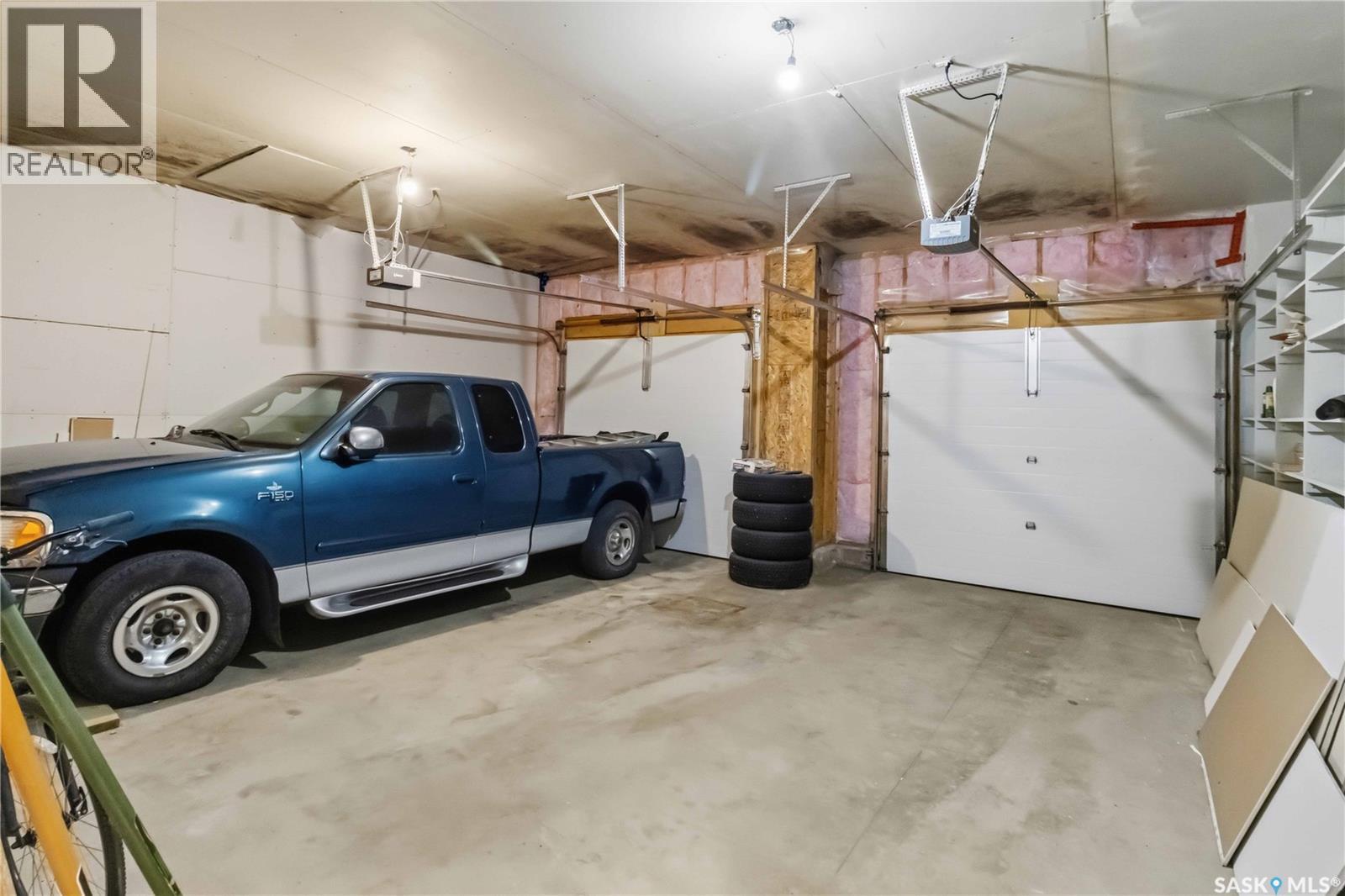 203 Kinloch Crescent, Saskatoon, SK - Indoor Photo Showing Garage