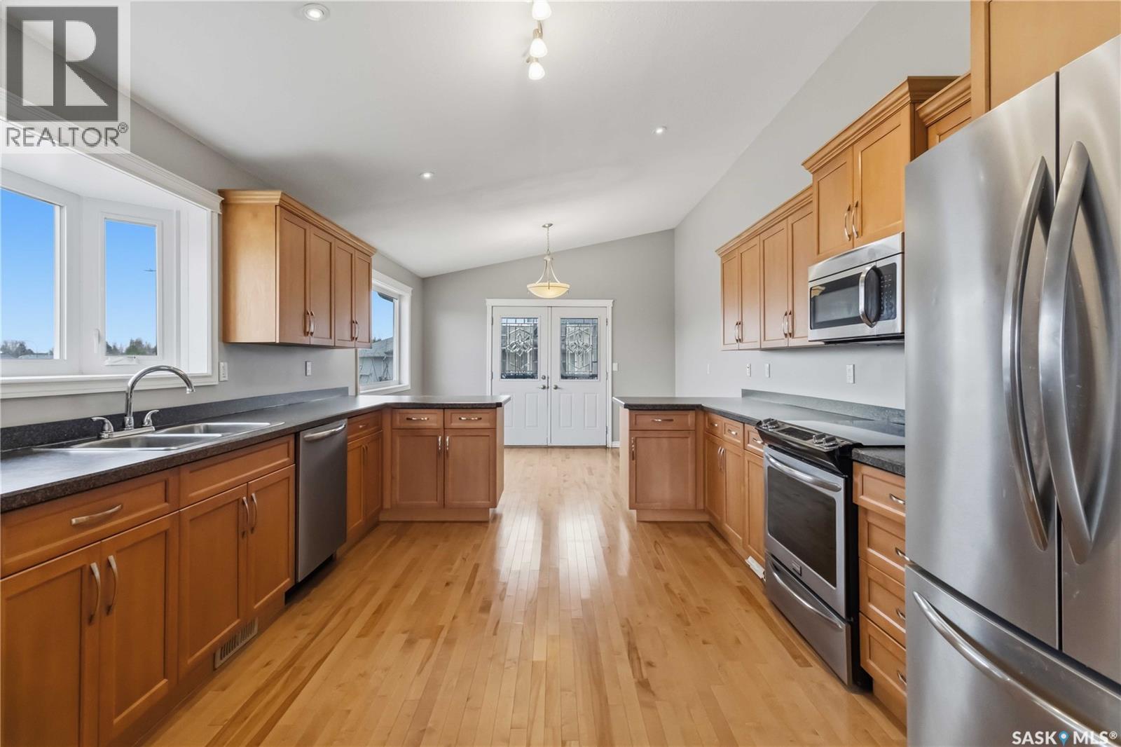 203 Kinloch Crescent, Saskatoon, SK - Indoor Photo Showing Kitchen With Double Sink