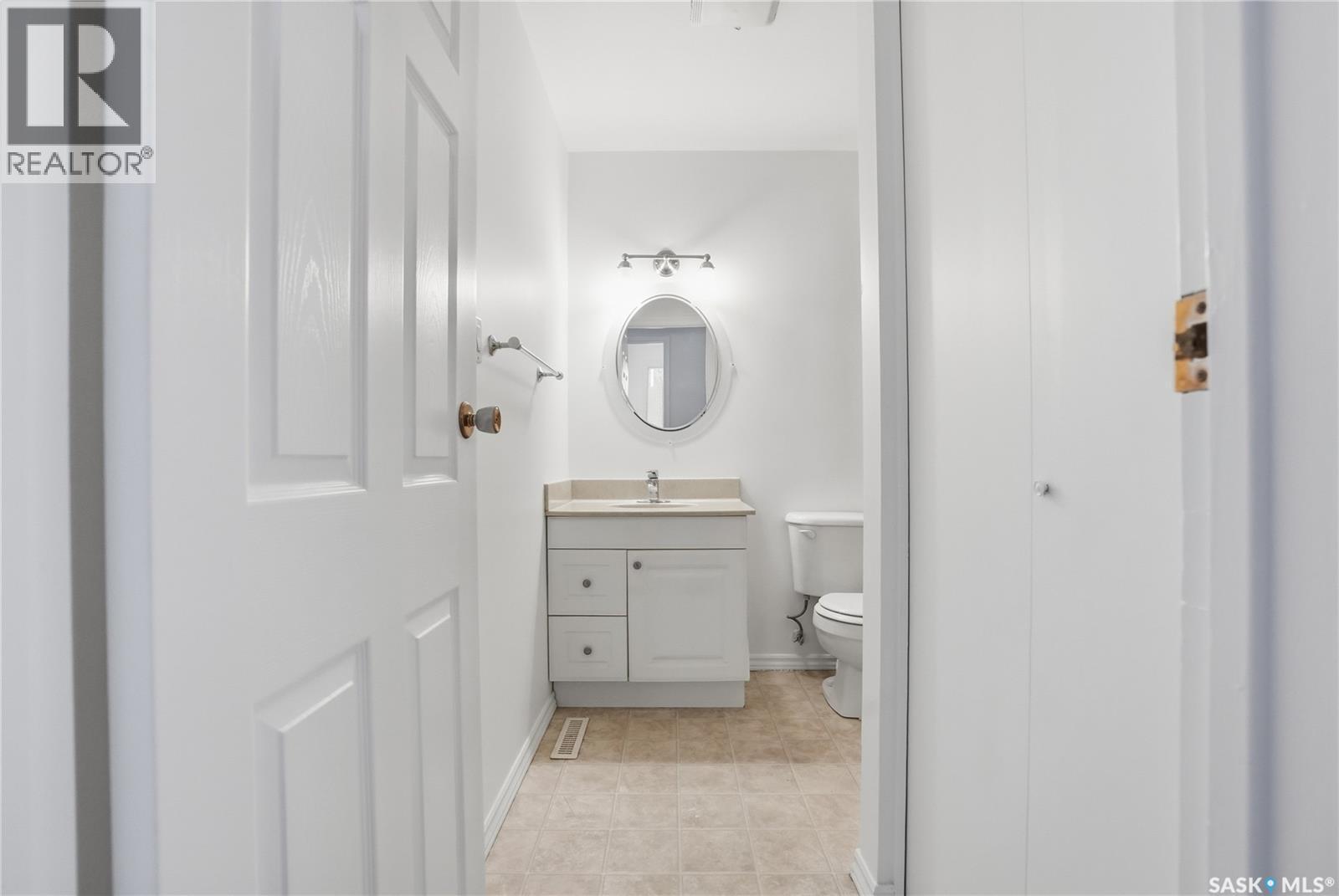 1044 East Centre, Saskatoon, SK - Indoor Photo Showing Bathroom