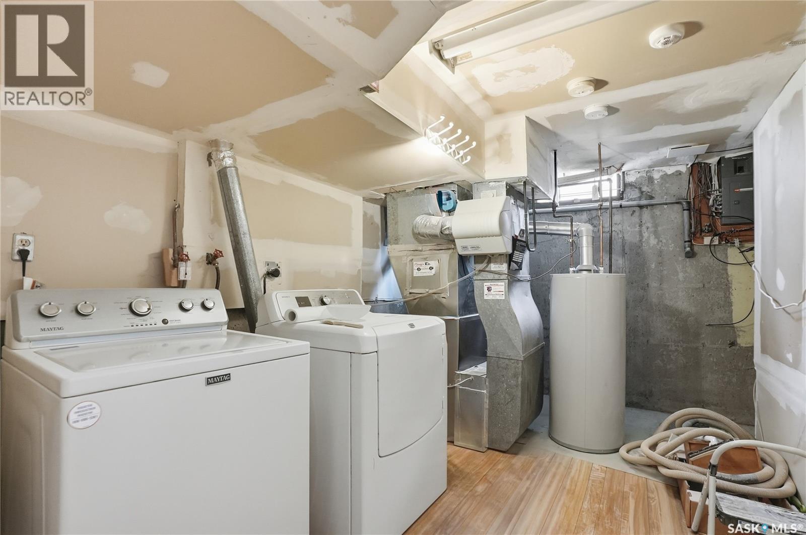 1044 East Centre, Saskatoon, SK - Indoor Photo Showing Laundry Room