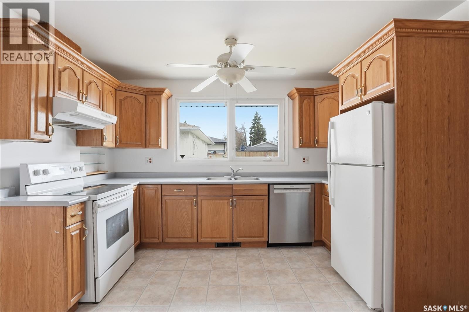 1044 East Centre, Saskatoon, SK - Indoor Photo Showing Kitchen With Double Sink
