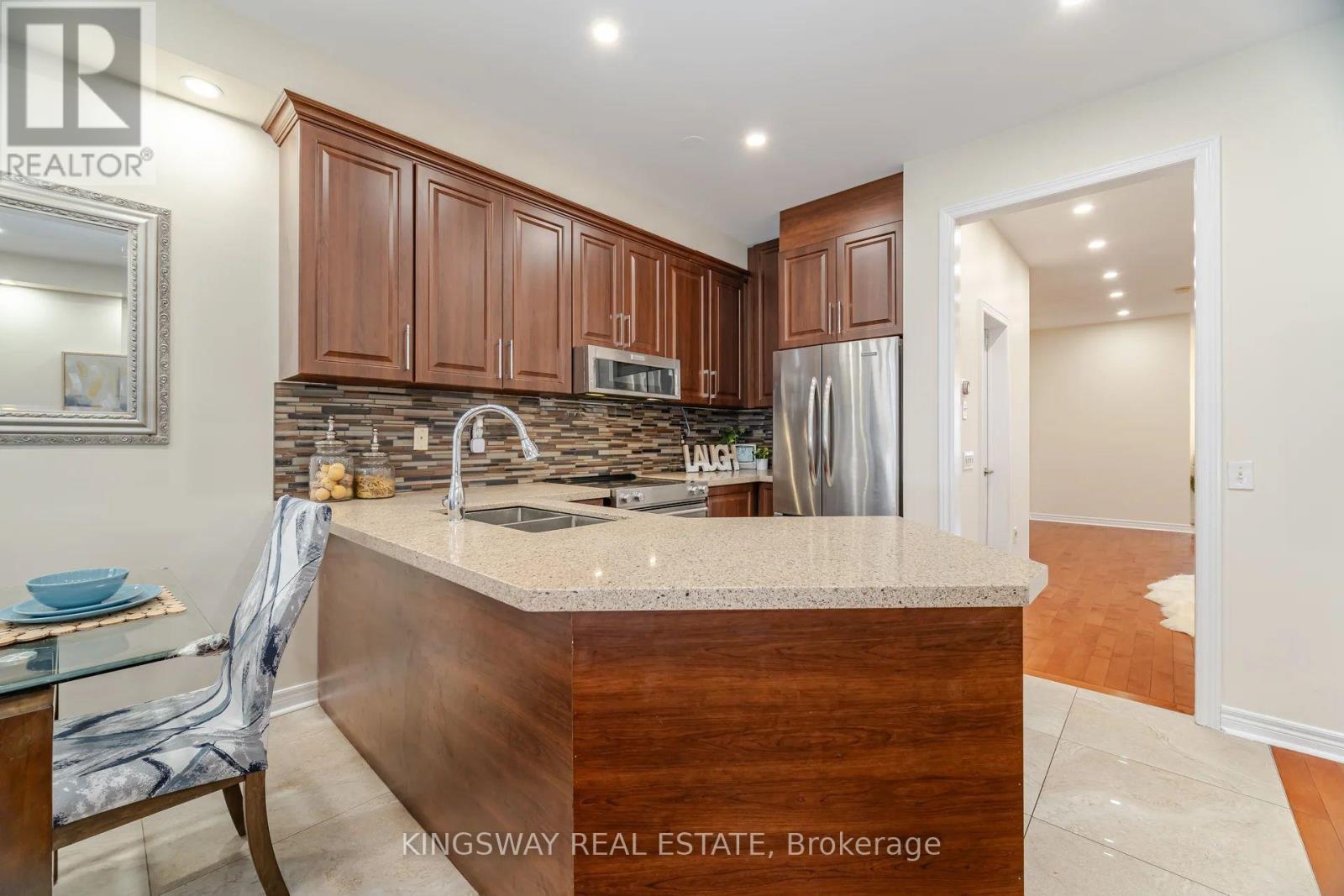 803 Khan Crescent, Mississauga, ON - Indoor Photo Showing Kitchen With Stainless Steel Kitchen With Double Sink With Upgraded Kitchen