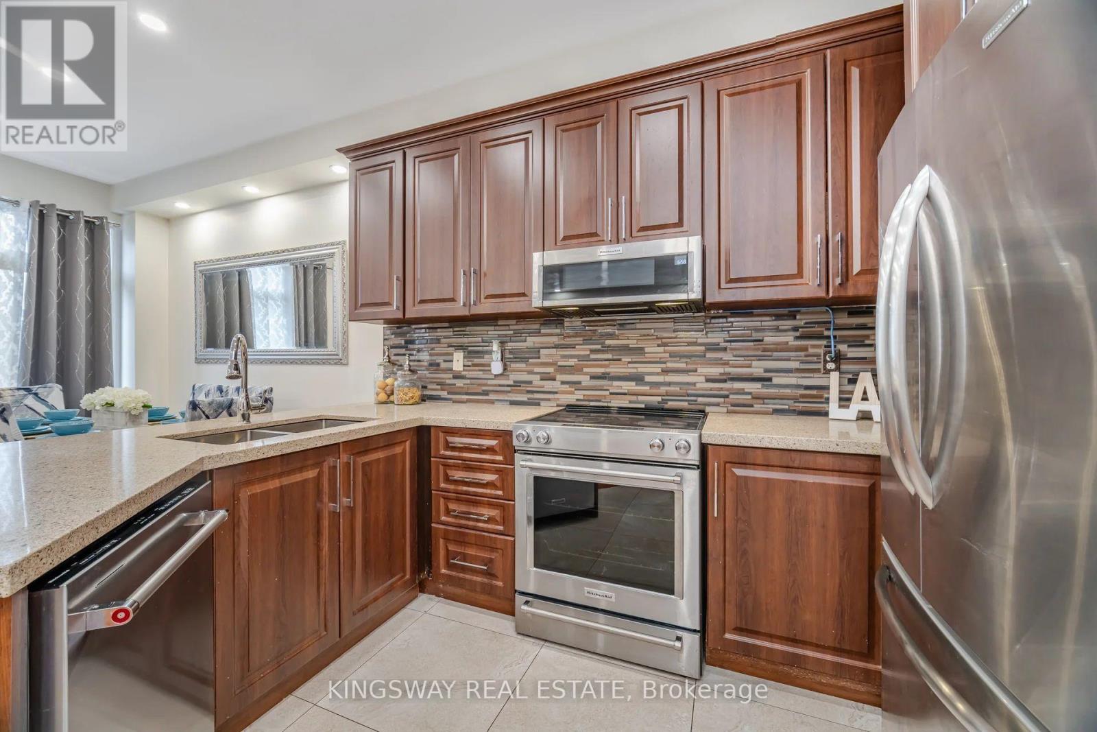 803 Khan Crescent, Mississauga, ON - Indoor Photo Showing Kitchen With Stainless Steel Kitchen With Double Sink