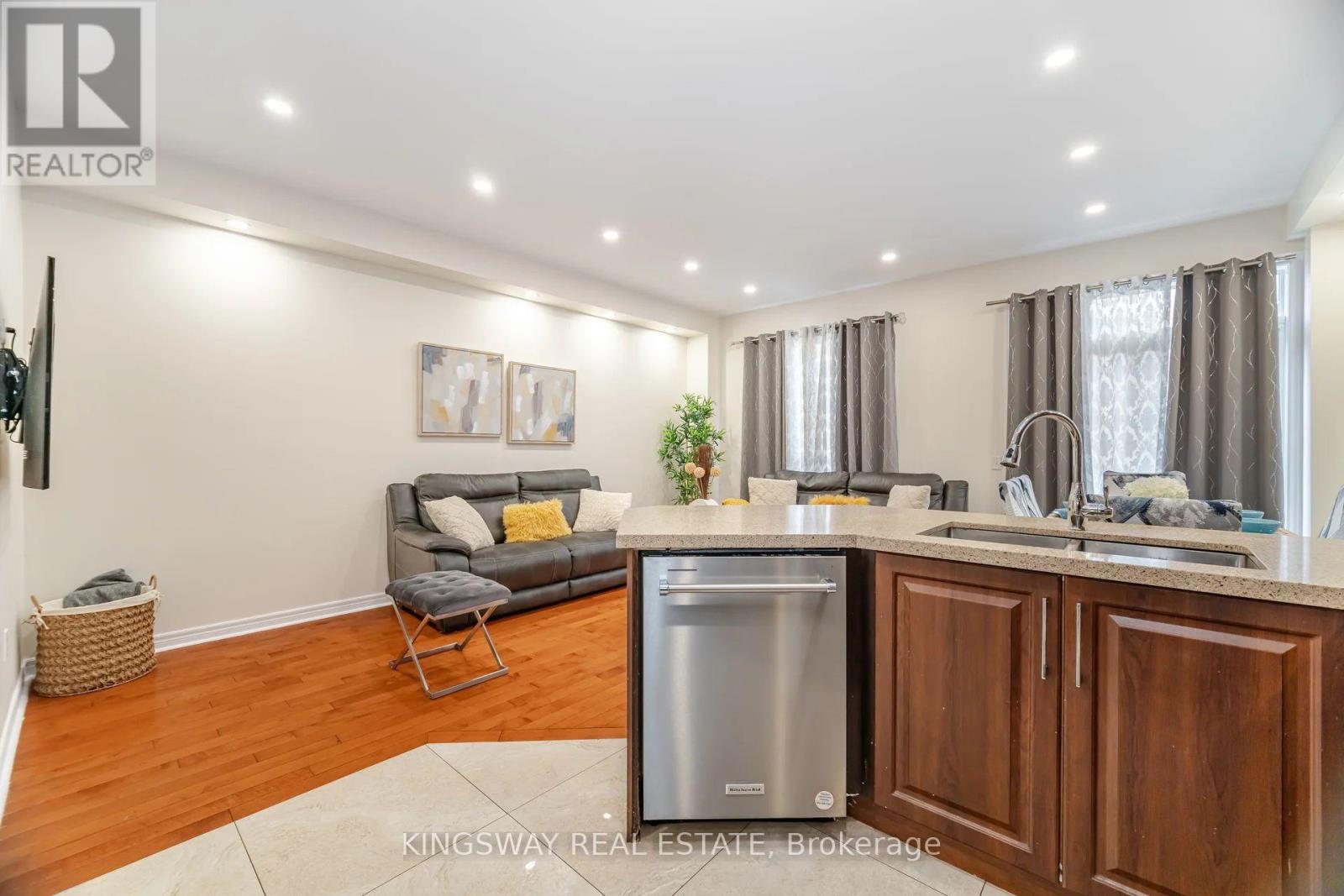 803 Khan Crescent, Mississauga, ON - Indoor Photo Showing Kitchen With Double Sink