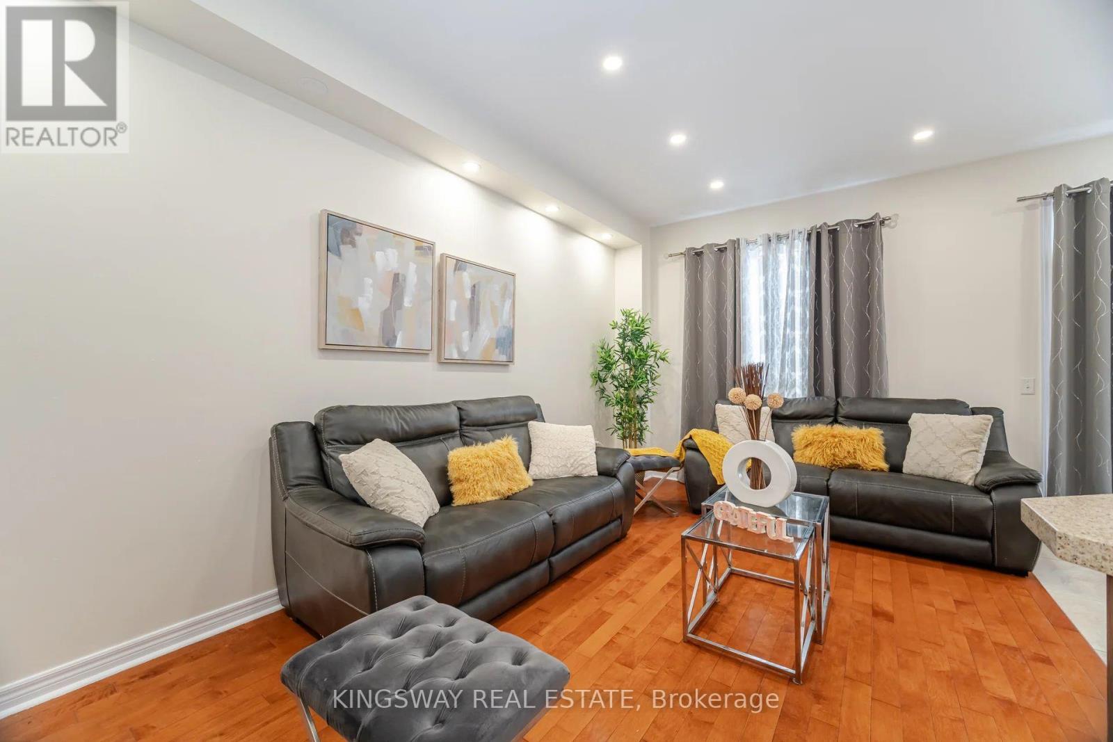 803 Khan Crescent, Mississauga, ON - Indoor Photo Showing Living Room