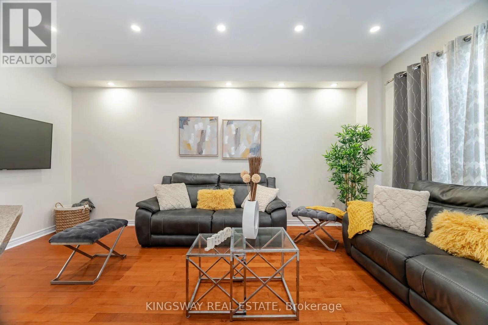 803 Khan Crescent, Mississauga, ON - Indoor Photo Showing Living Room
