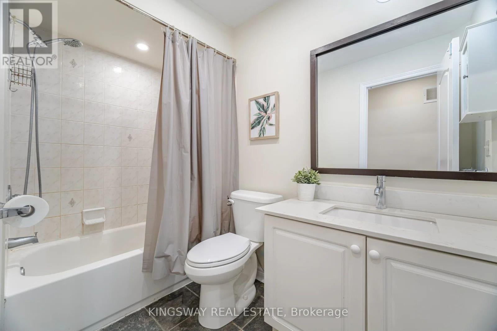 803 Khan Crescent, Mississauga, ON - Indoor Photo Showing Bathroom