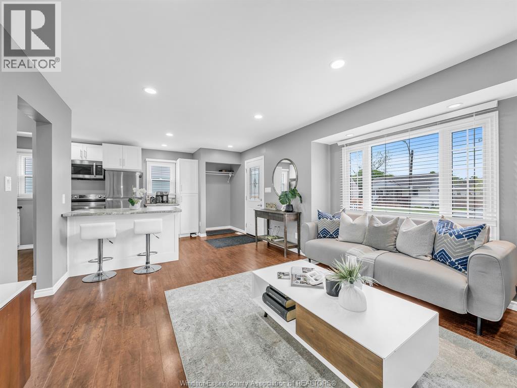 1633 Olive, Windsor, ON - Indoor Photo Showing Living Room