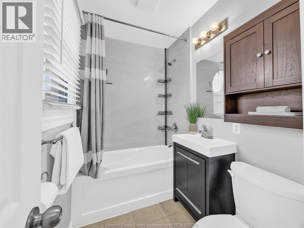 1633 Olive, Windsor, ON - Indoor Photo Showing Bathroom