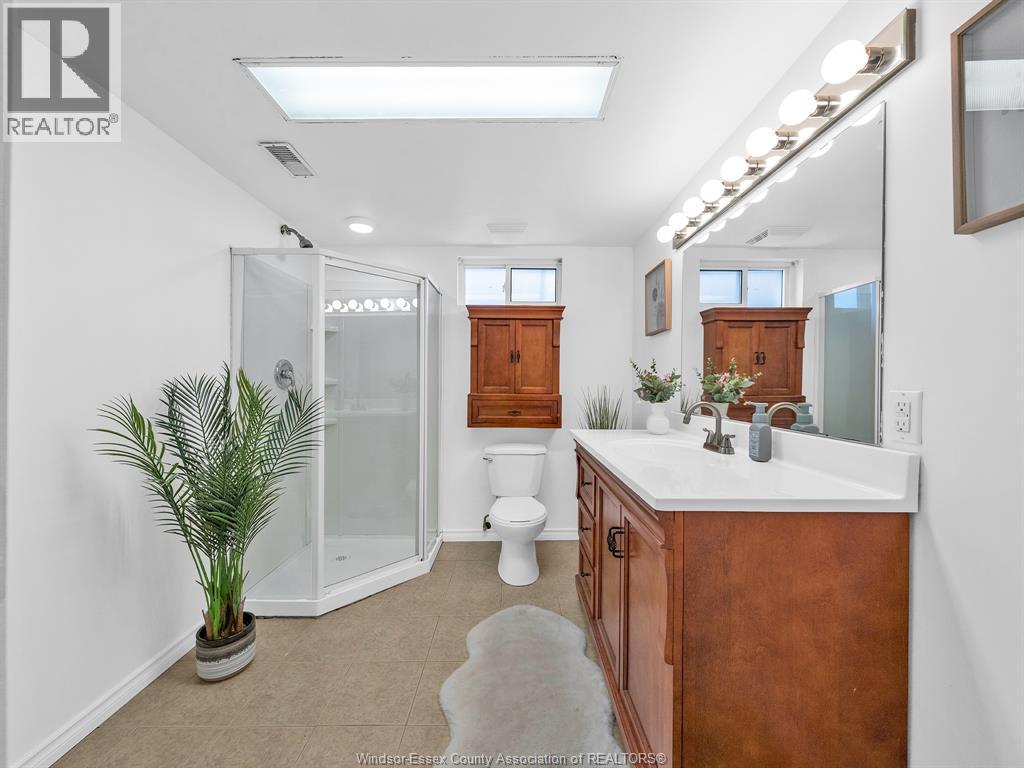 1633 Olive, Windsor, ON - Indoor Photo Showing Bathroom