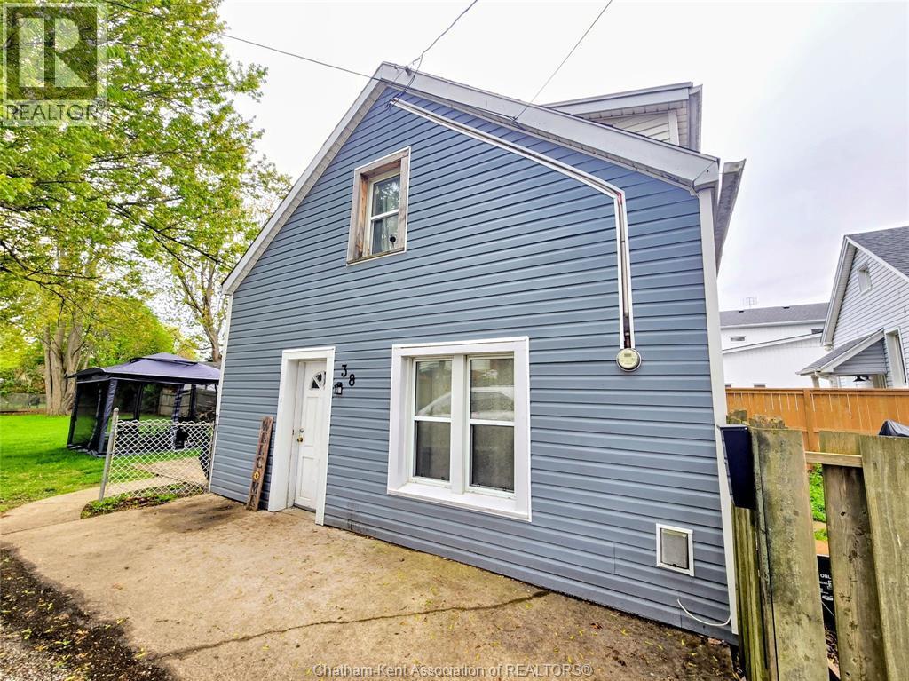 36 Mcnaughton Ave E Avenue, Chatham, ON - Outdoor With Exterior