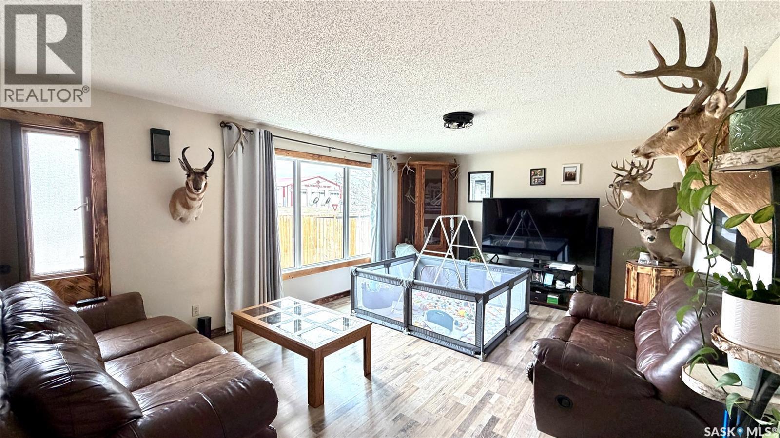 701 1St Street, Hanley, SK - Indoor Photo Showing Living Room