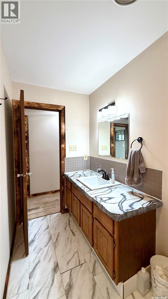 701 1St Street, Hanley, SK - Indoor Photo Showing Bathroom