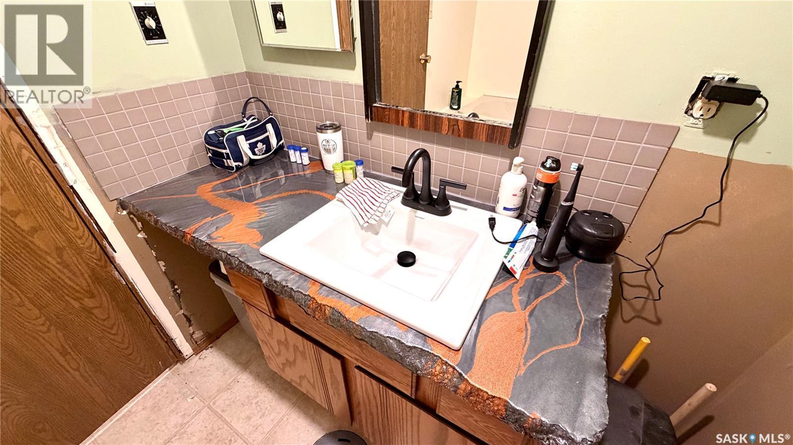 701 1St Street, Hanley, SK - Indoor Photo Showing Bathroom
