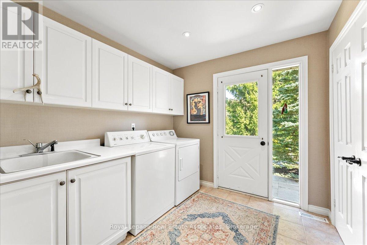 4 Wolf Crescent, Caledon, ON - Indoor Photo Showing Laundry Room