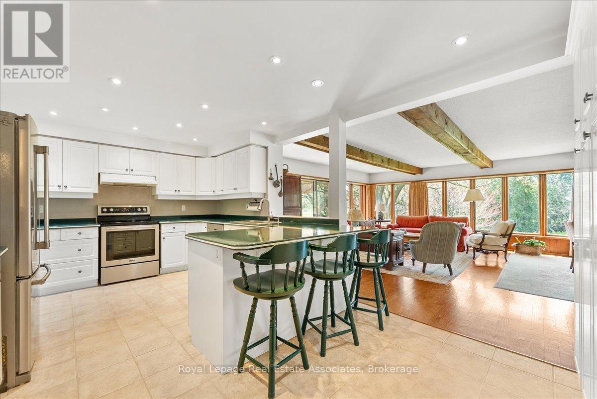 4 Wolf Crescent, Caledon, ON - Indoor Photo Showing Kitchen
