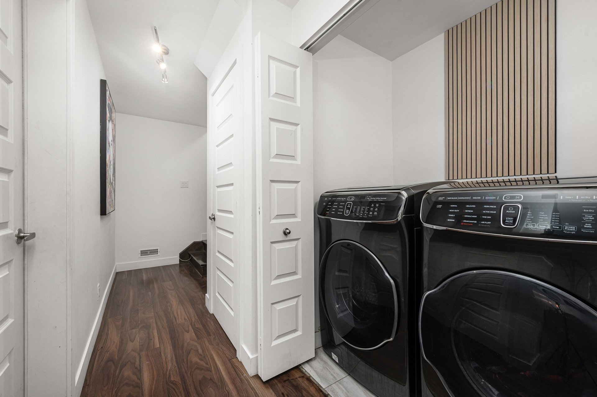 Salle de lavage - 273 Rue Du Grenadier, Saint-Constant, QC - Indoor Photo Showing Laundry Room
