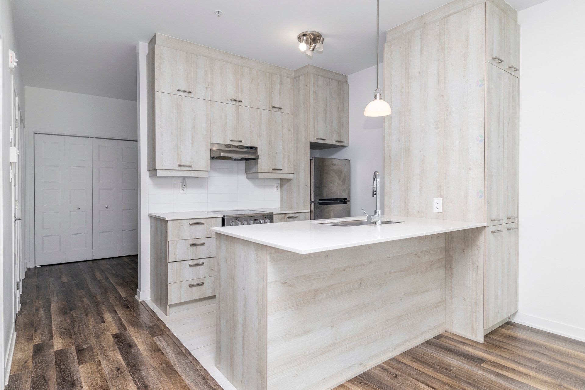 Cuisine - 806-740 Av. Victoria, Saint-Lambert, QC - Indoor Photo Showing Kitchen With Upgraded Kitchen