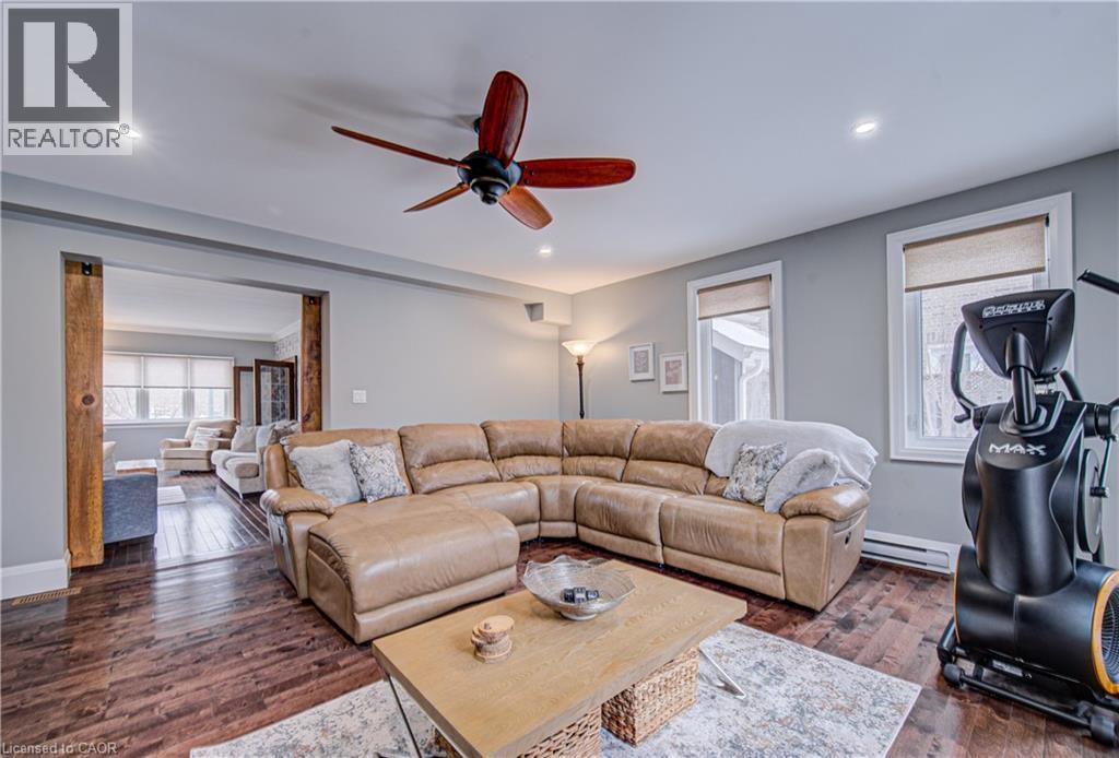 53 Lincoln Avenue, Cambridge, ON - Indoor Photo Showing Living Room