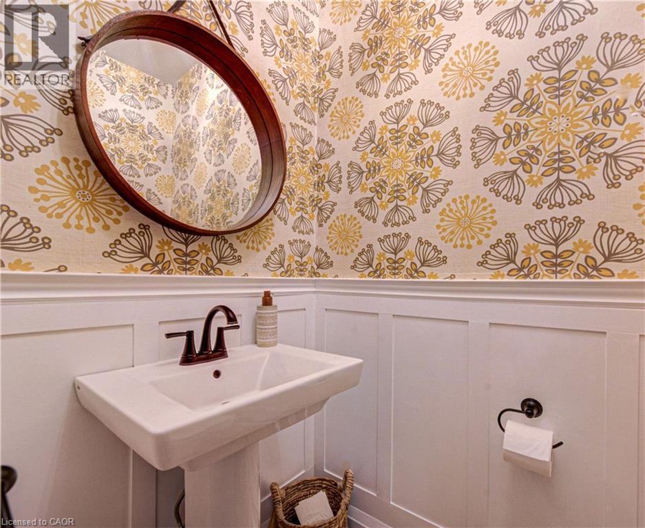 53 Lincoln Avenue, Cambridge, ON - Indoor Photo Showing Bathroom