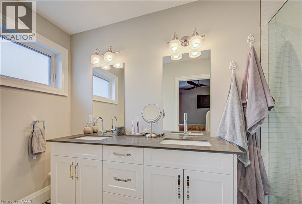 53 Lincoln Avenue, Cambridge, ON - Indoor Photo Showing Bathroom