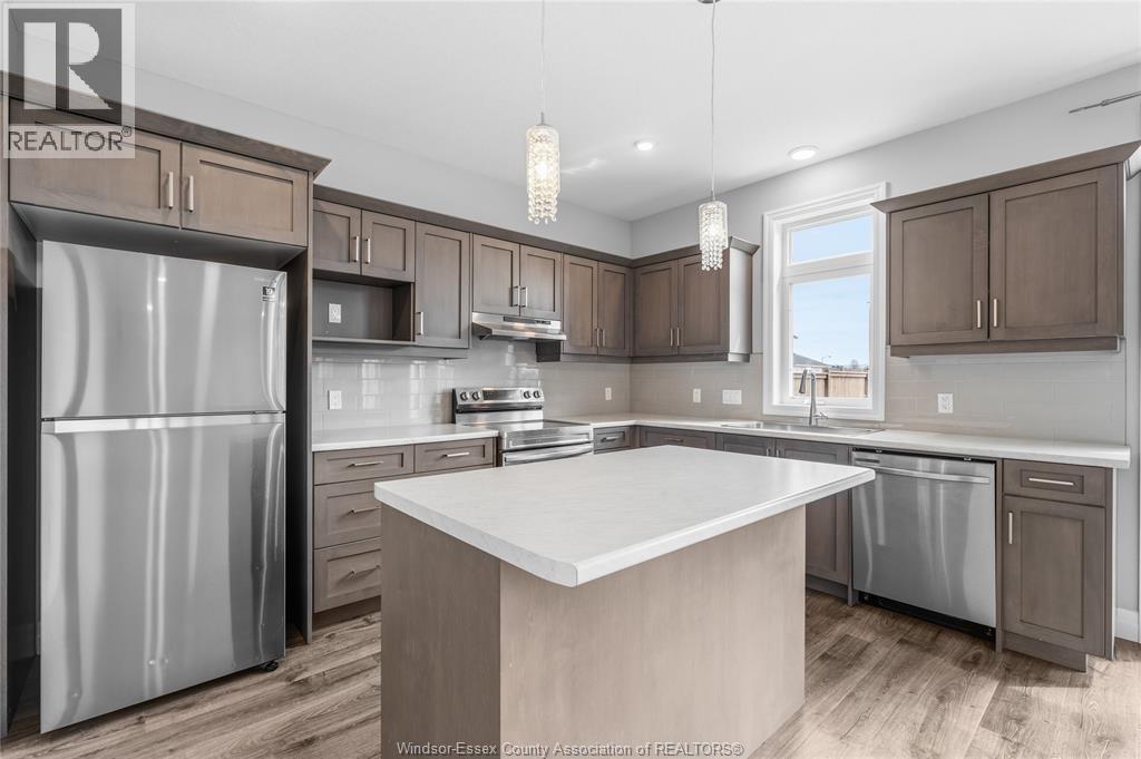 39 Muirfield Drive, St. Thomas, ON - Indoor Photo Showing Kitchen With Upgraded Kitchen