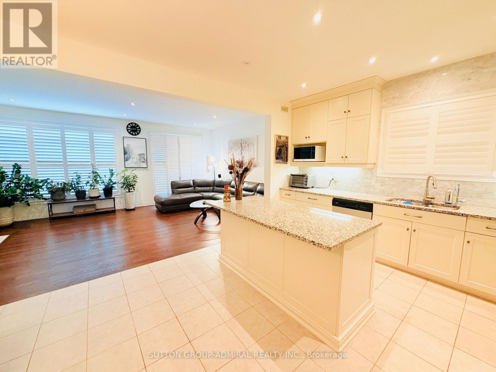 14 Crossbridge Avenue, Kitchener, ON - Indoor Photo Showing Kitchen With Upgraded Kitchen