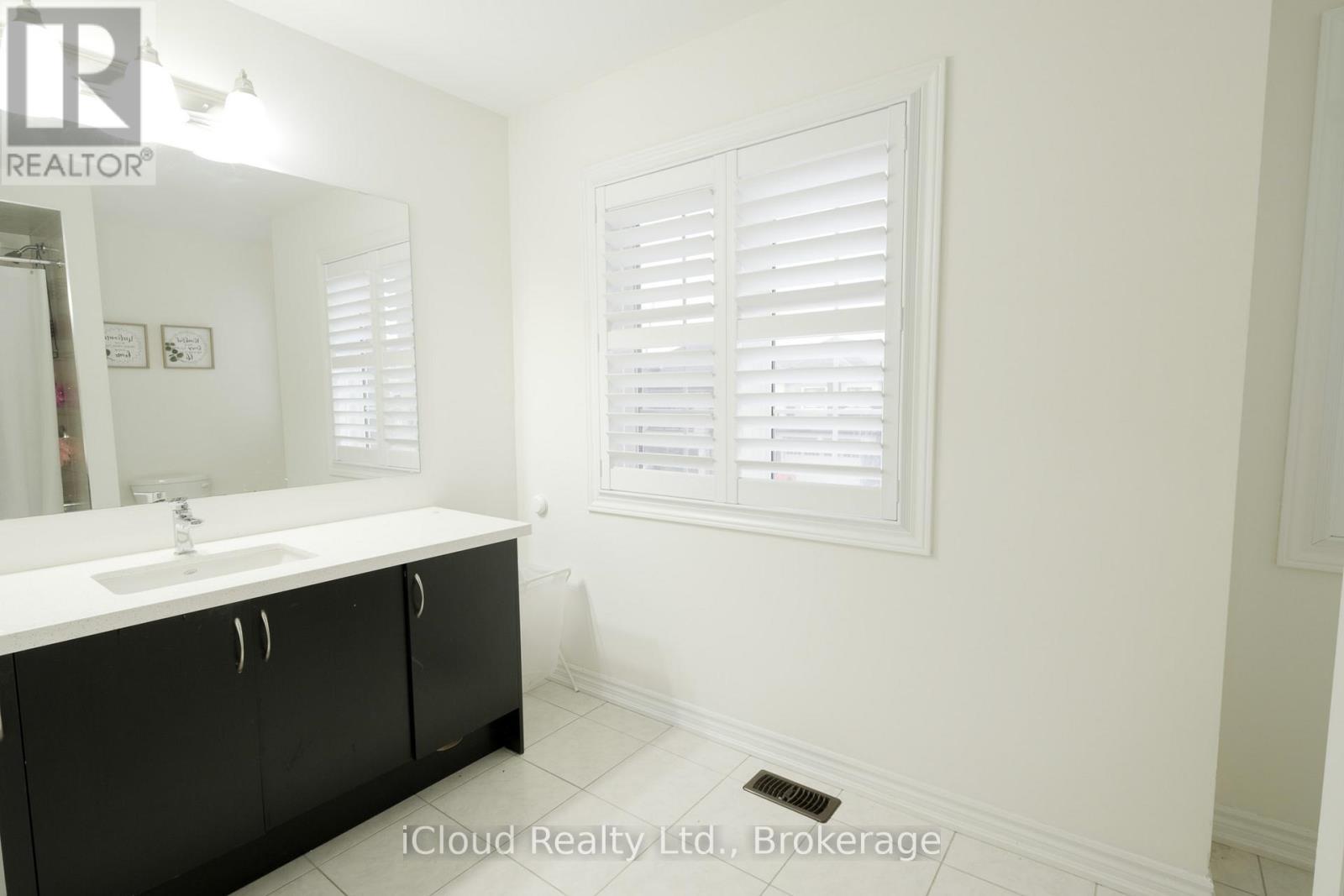 8 Whitton Drive, Brant, ON - Indoor Photo Showing Bathroom