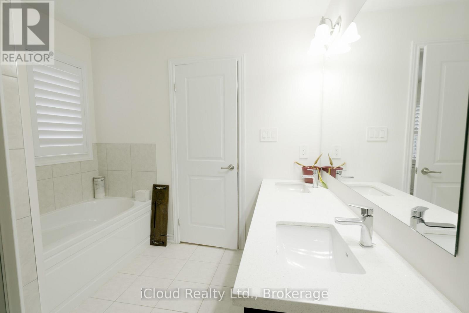 8 Whitton Drive, Brant, ON - Indoor Photo Showing Bathroom