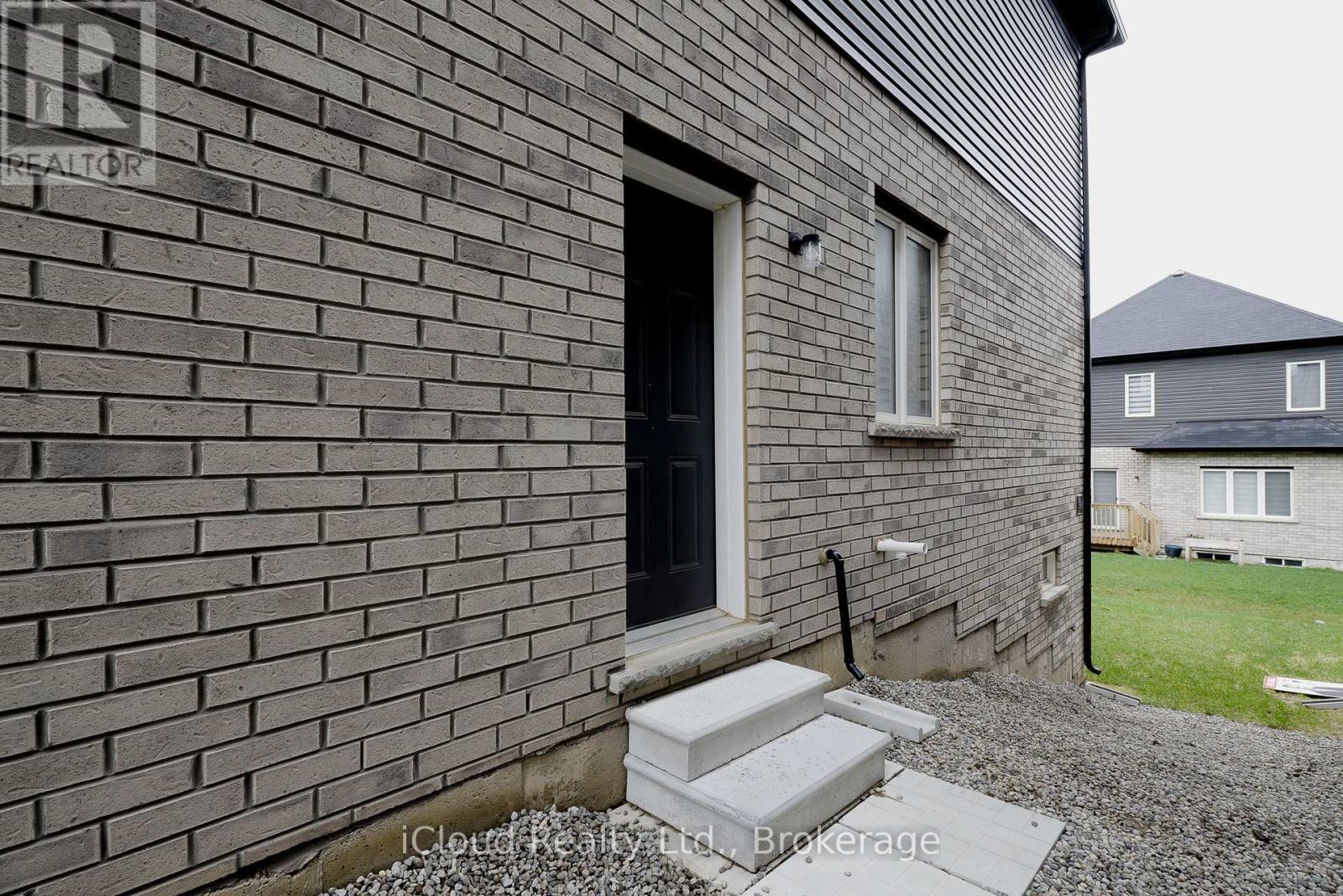 8 Whitton Drive, Brant, ON - Outdoor