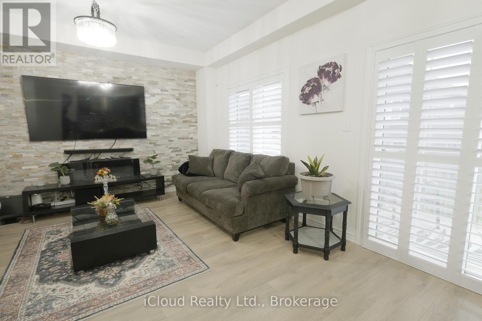 8 Whitton Drive, Brant, ON - Indoor Photo Showing Living Room