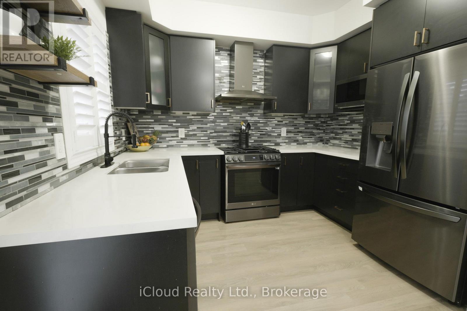 8 Whitton Drive, Brant, ON - Indoor Photo Showing Kitchen With Stainless Steel Kitchen With Double Sink With Upgraded Kitchen