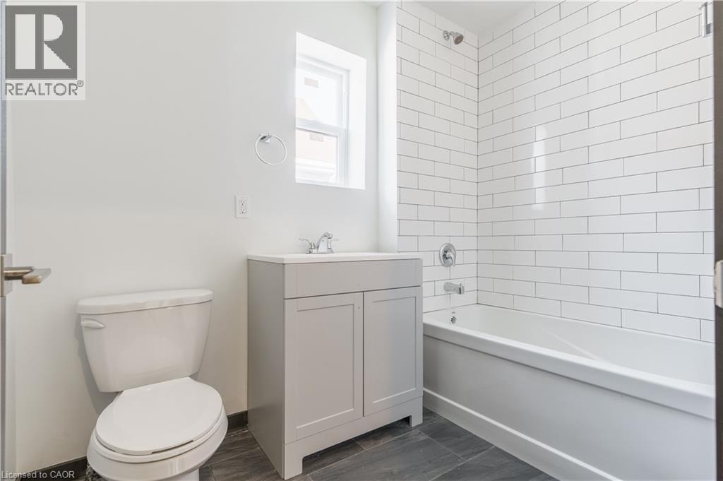 32 Britannia Avenue, Hamilton, ON - Indoor Photo Showing Bathroom