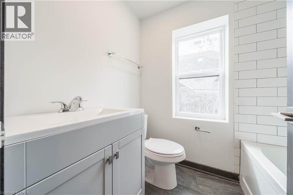 32 Britannia Avenue, Hamilton, ON - Indoor Photo Showing Bathroom