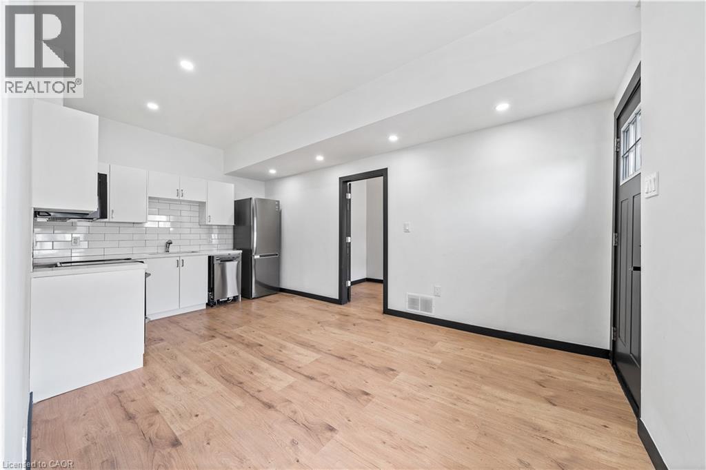 32 Britannia Avenue, Hamilton, ON - Indoor Photo Showing Kitchen