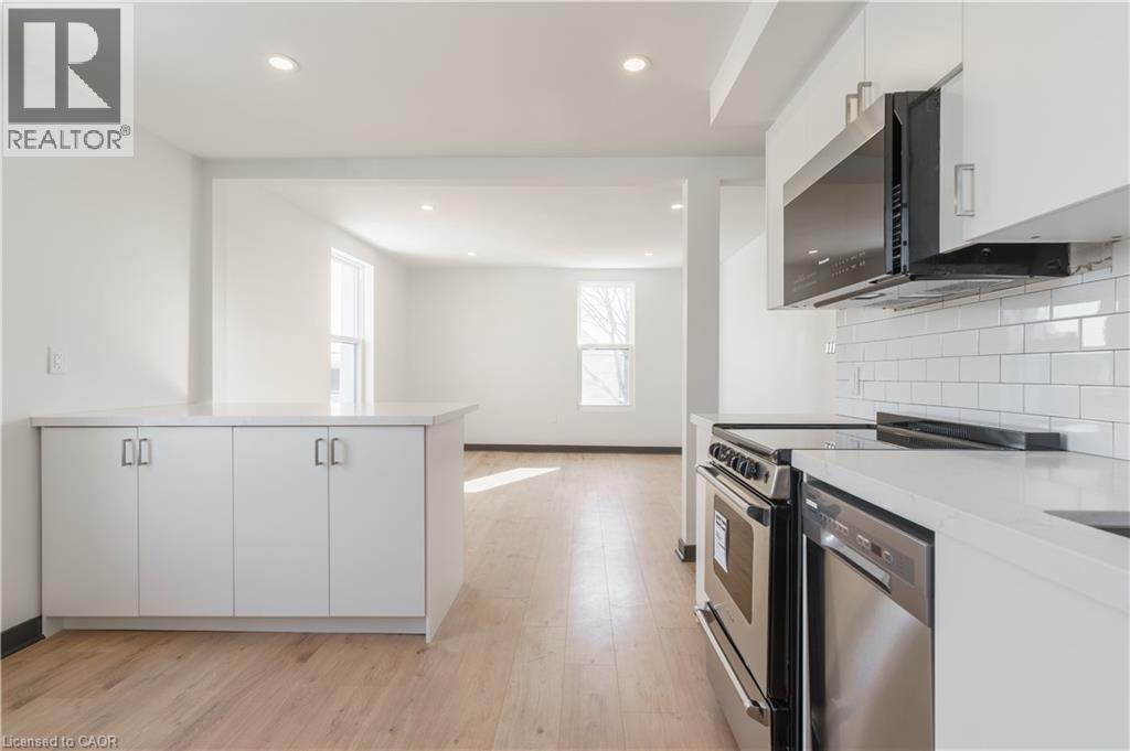 32 Britannia Avenue, Hamilton, ON - Indoor Photo Showing Kitchen With Upgraded Kitchen