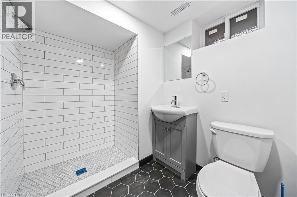 32 Britannia Avenue, Hamilton, ON - Indoor Photo Showing Bathroom