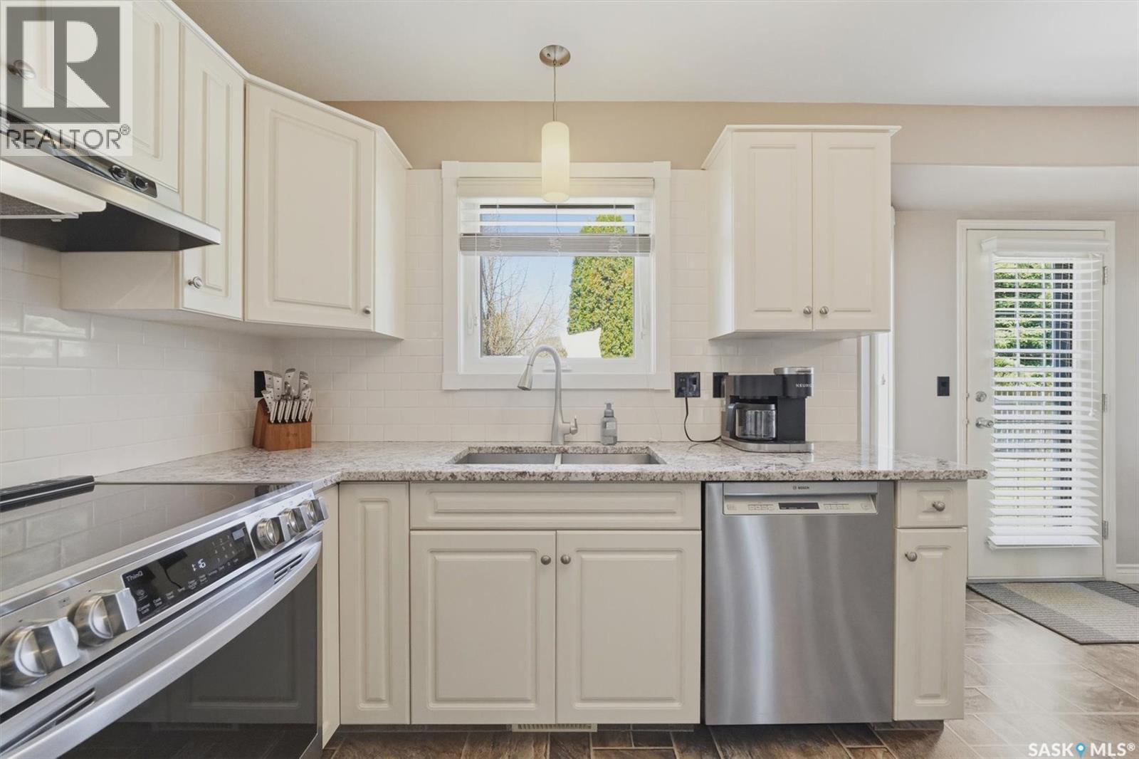 227 Brightwater Way, Saskatoon, SK - Indoor Photo Showing Kitchen With Stainless Steel Kitchen With Upgraded Kitchen