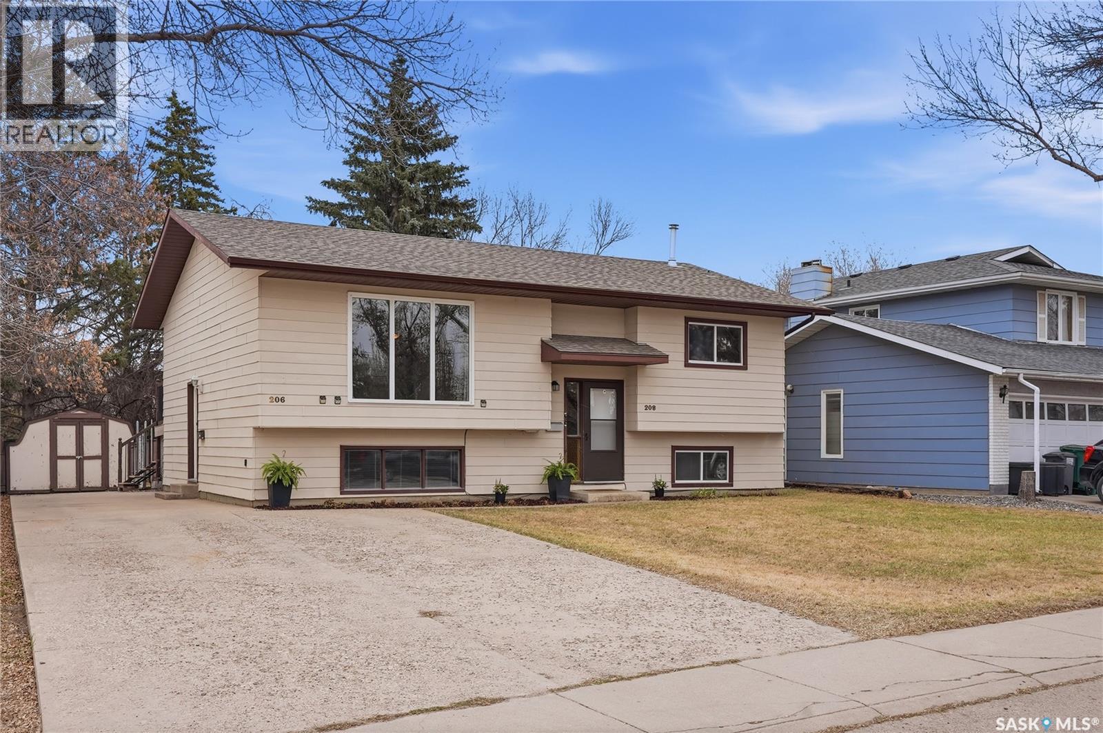 206 & 208 Coppermine Crescent, Saskatoon, SK - Outdoor