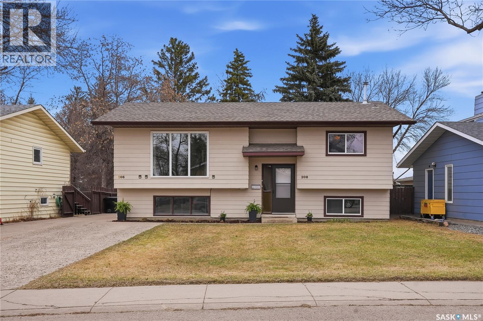 206 & 208 Coppermine Crescent, Saskatoon, SK - Outdoor