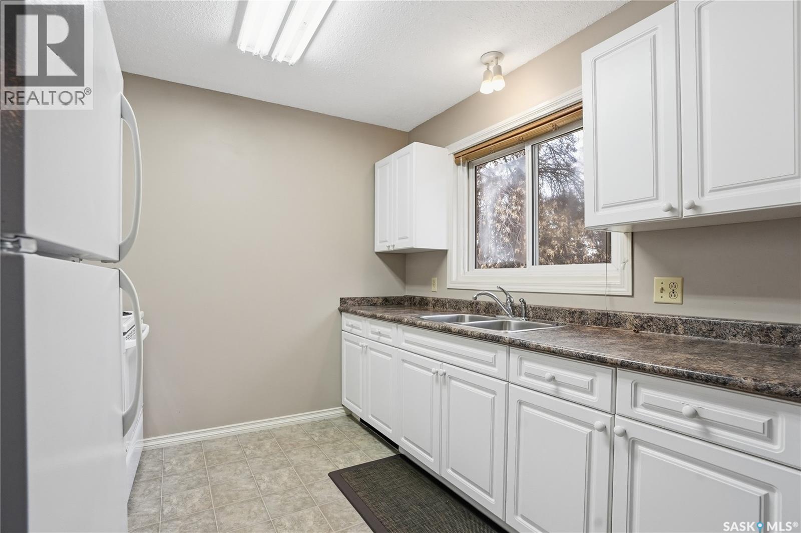 206 & 208 Coppermine Crescent, Saskatoon, SK - Indoor Photo Showing Kitchen With Double Sink