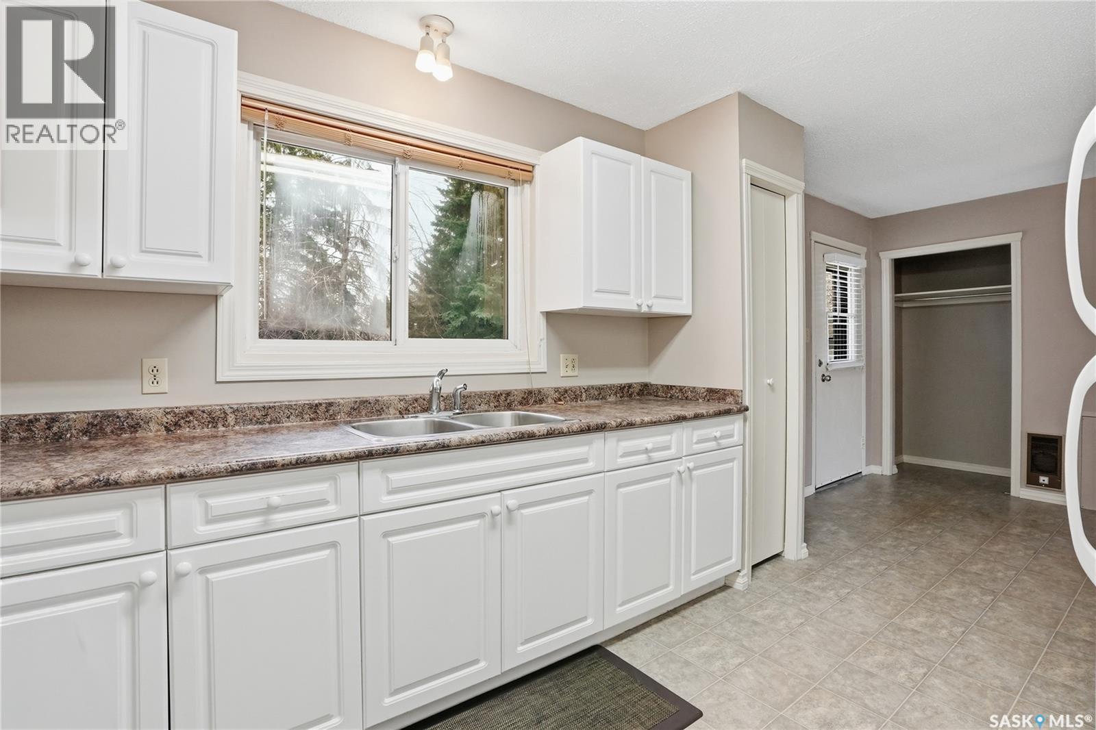 206 & 208 Coppermine Crescent, Saskatoon, SK - Indoor Photo Showing Kitchen With Double Sink