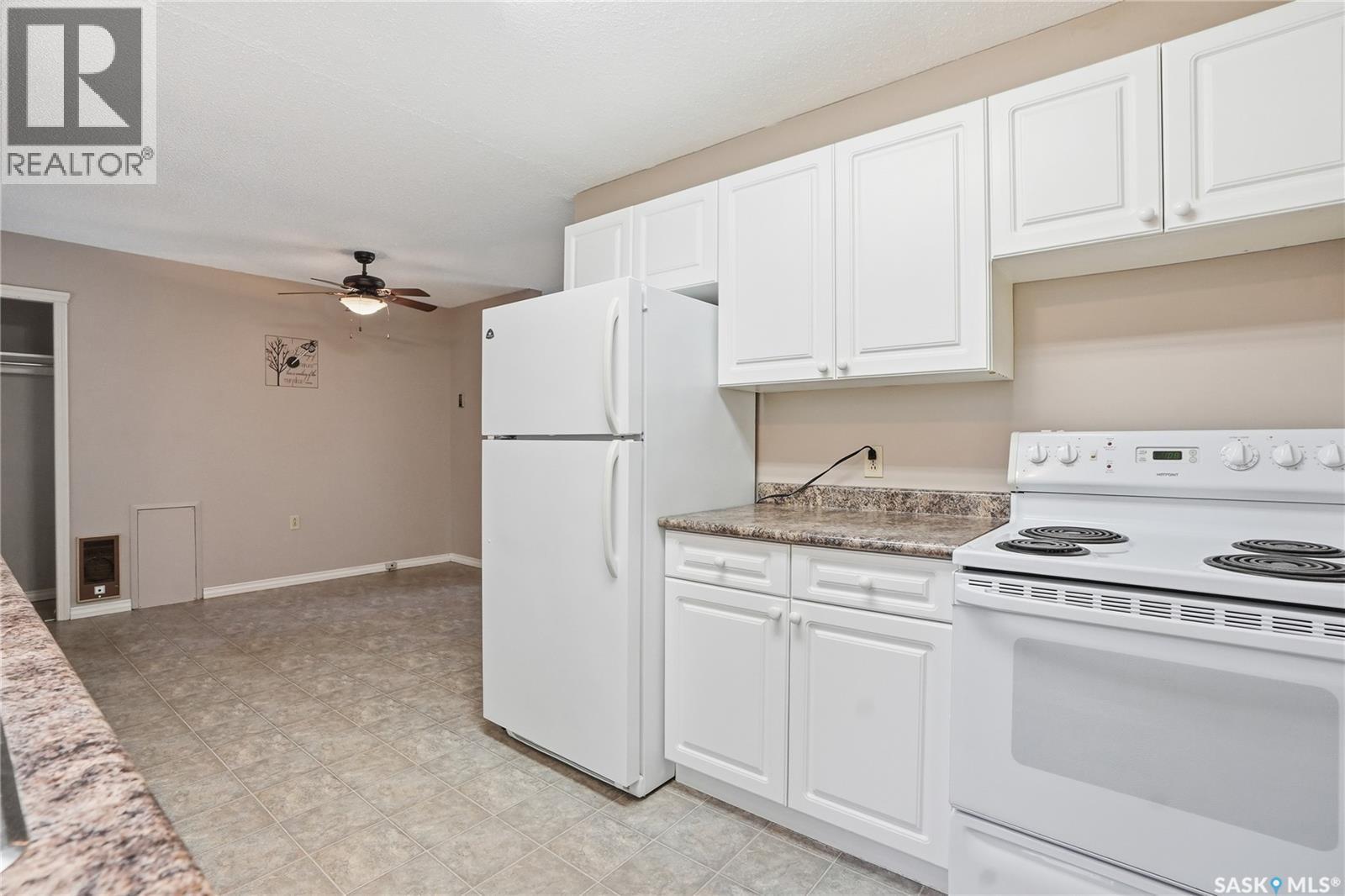 206 & 208 Coppermine Crescent, Saskatoon, SK - Indoor Photo Showing Kitchen