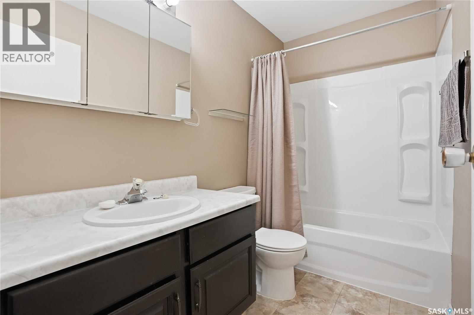 206 & 208 Coppermine Crescent, Saskatoon, SK - Indoor Photo Showing Bathroom