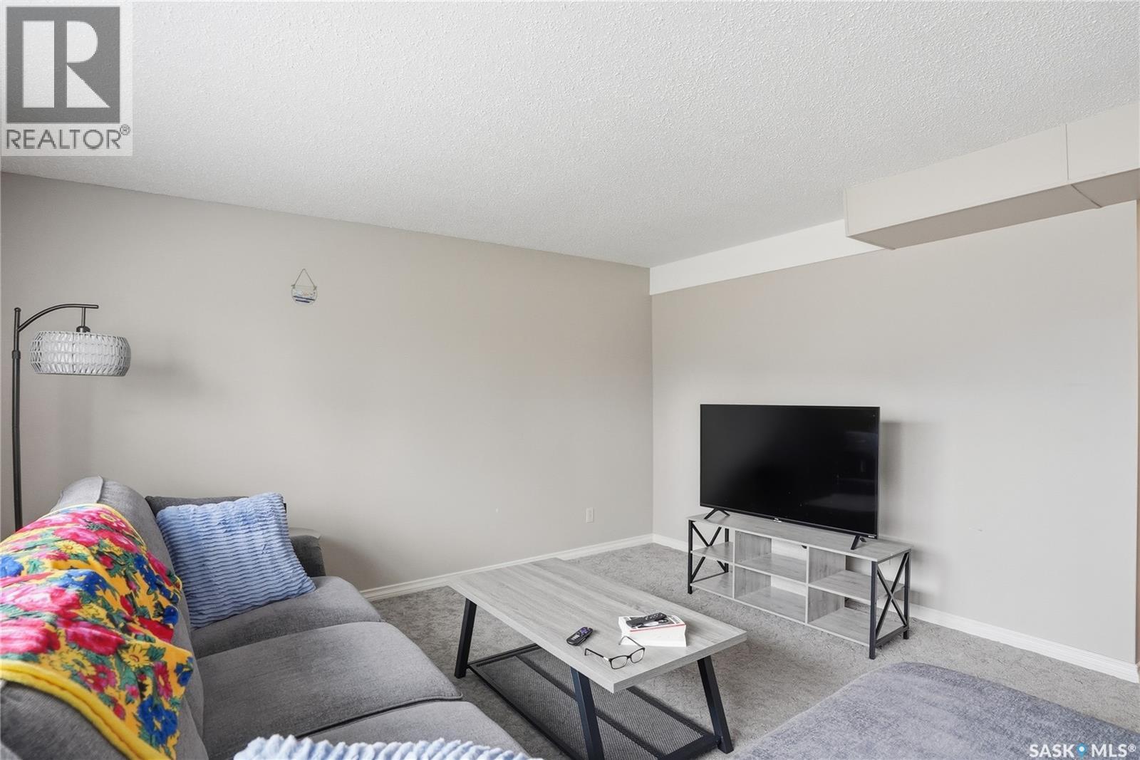 206 & 208 Coppermine Crescent, Saskatoon, SK - Indoor Photo Showing Living Room