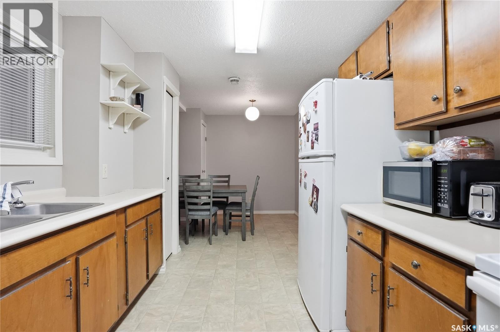 206 & 208 Coppermine Crescent, Saskatoon, SK - Indoor Photo Showing Kitchen